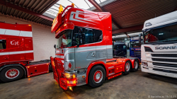 20251019-Tom-Holding-00128